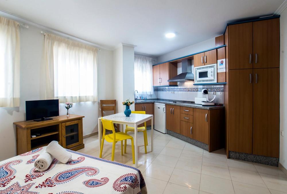 Apartamentos Amat - Only Adult - Playa El Bajondillo Торремолинос Экстерьер фото