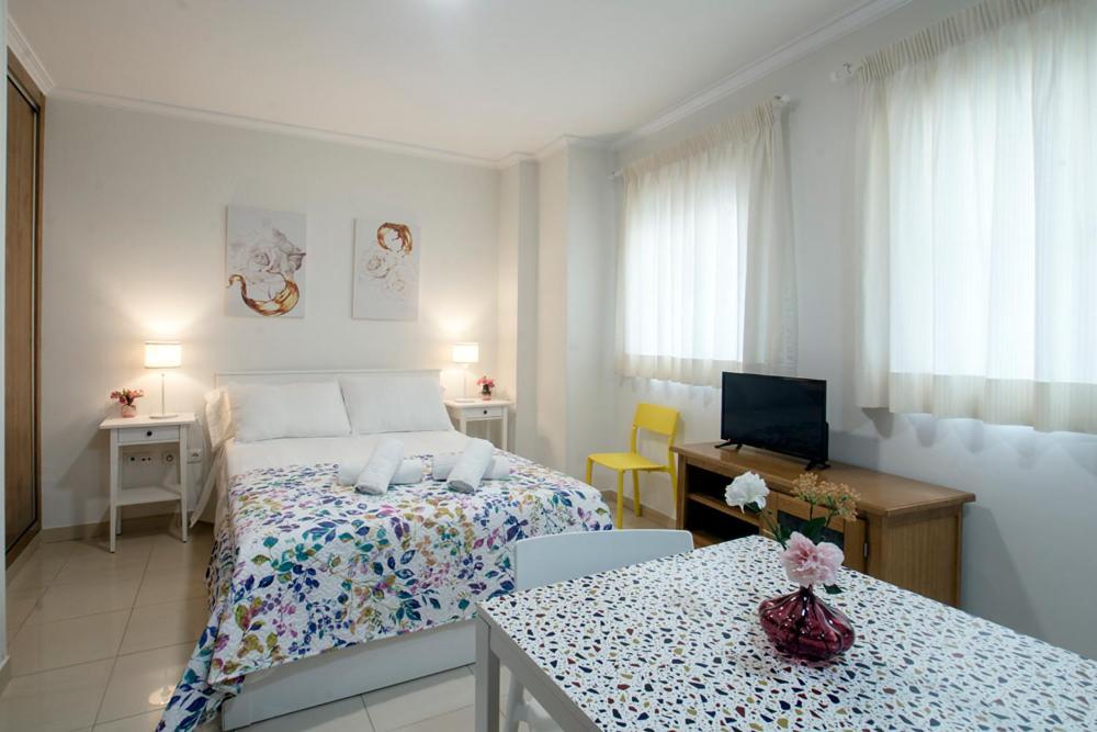 Apartamentos Amat - Only Adult - Playa El Bajondillo Торремолинос Экстерьер фото