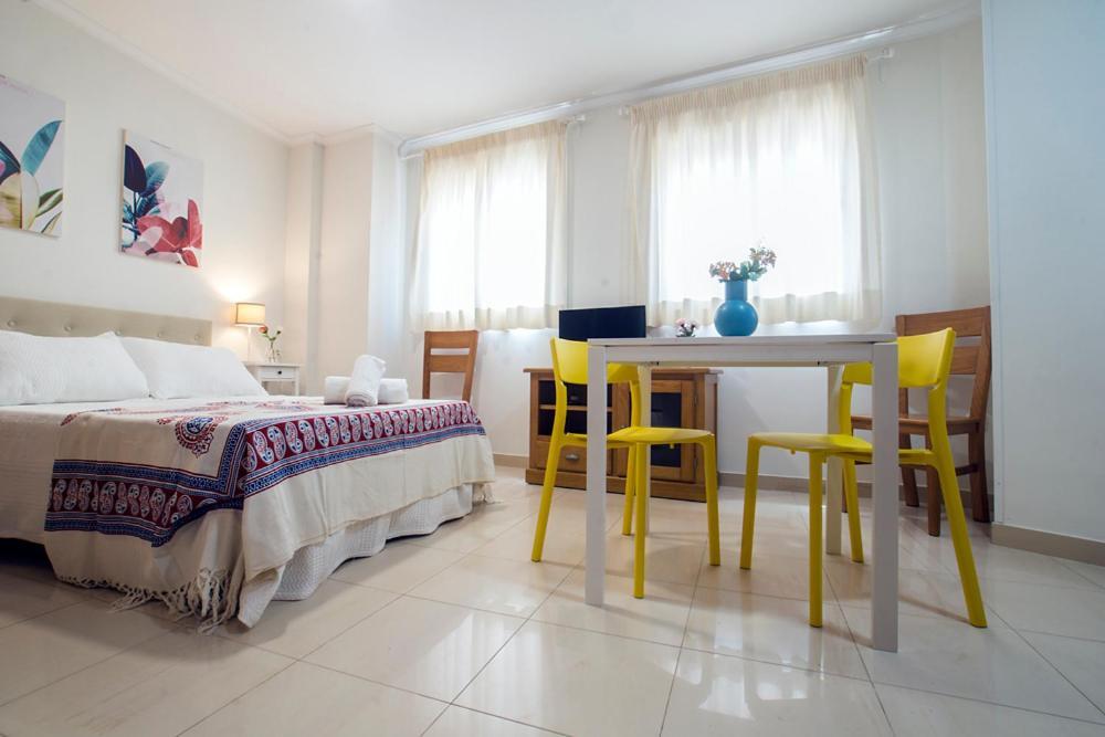 Apartamentos Amat - Only Adult - Playa El Bajondillo Торремолинос Экстерьер фото