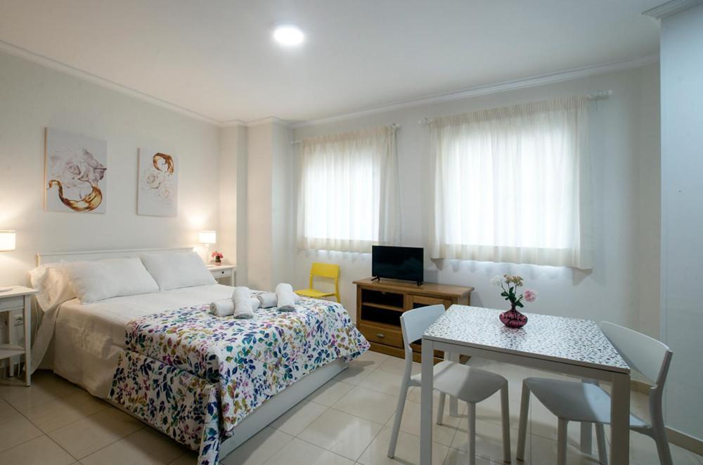 Apartamentos Amat - Only Adult - Playa El Bajondillo Торремолинос Экстерьер фото