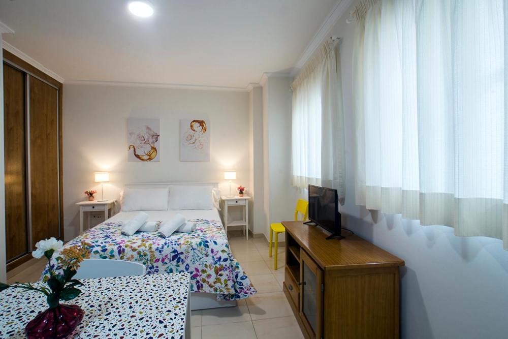 Apartamentos Amat - Only Adult - Playa El Bajondillo Торремолинос Экстерьер фото