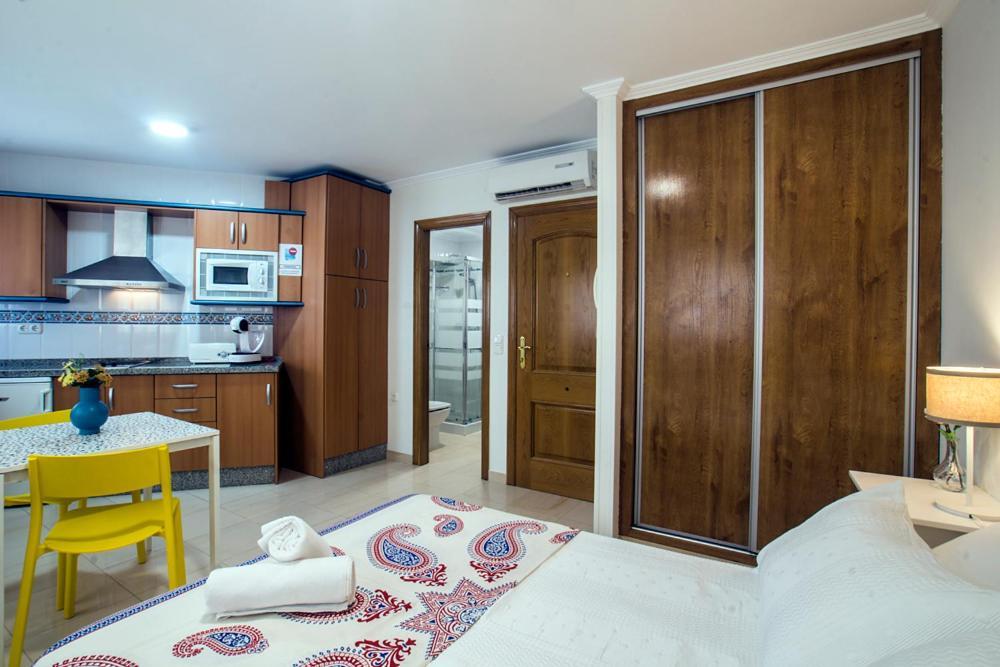 Apartamentos Amat - Only Adult - Playa El Bajondillo Торремолинос Экстерьер фото